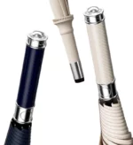 Grand parapluie chic de la collection [Collection], stylisé avec des textures variées et finitions métalliques élégantes.