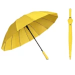 Grand parapluie droit jaune ouvert avec poignée ergonomique, élégant et résistant, parfait pour toutes les saisons.
