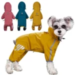 Chihuahua en imperméable jaune avec capuche et manches longues, modèles colorés en arrière-plan, détail réflecteur pattes.