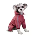 Imperméable pour chien Chihuahua rose avec capuche et bandes réfléchissantes, parfait pour les jours de pluie, style et protection assurés.