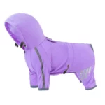 Imperméable pour chien Chihuahua violet avec manches longues, capuche et réflecteurs arrière pour une protection contre la pluie.