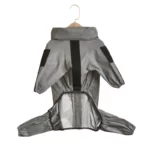 Combinaison imperméable grise pour chien avec manches longues, bandes velcro et poignets élastiques pour un ajustement parfait.
