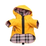 Veste de pluie jaune pour chien avec capuche et doublure à carreaux, pratique et stylée pour protéger votre animal sous la pluie.