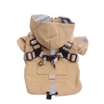Manteau imperméable beige pour chien avec capuche, manches courtes et sangles sur le dos, parfait pour la pluie et les promenades.