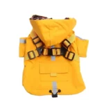 Imperméable pour chien avec manches courtes, sangles au dos et bandes réfléchissantes, idéal pour les balades sous la pluie.