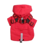 Manteau de pluie rouge pour chien avec capuche, sangles réglables et détails réfléchissants, idéal pour protection sous la pluie.