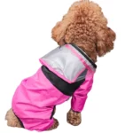 Chien en combinaison imperméable rose avec capuche et visière, protection intégrale mode et pratique contre la pluie.