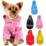 Petit chien avec imperméable rose et options multicolores (bleu, noir, rouge, jaune) pour chiens, pratique contre la pluie.