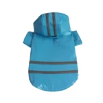 Imperméable bleu pour petit chien avec boutons-pression, capuche et bandes réfléchissantes, accessoire pratique et tendance.