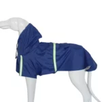 Manteau imperméable pour chien avec capuche et bandes réfléchissantes, disponible en plusieurs couleurs, idéal contre la pluie.