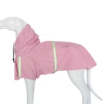 Imperméable pour chien avec capuche, disponible en différentes couleurs, conçu pour protéger contre la pluie avec détails réfléchissants.