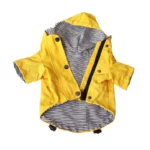 Veste imperméable jaune pour petit chien avec capuche intégrée, intérieur rayé noir et blanc, idéale contre la pluie.