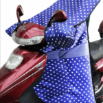 Tablier scooter imperméable à pois blancs, design tendance, protection efficace contre la pluie et intempéries pour votre scooter.
