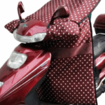 Tablier scooter à pois blancs, alliant style et protection contre la pluie, idéal pour rester au sec lors de vos trajets urbains.