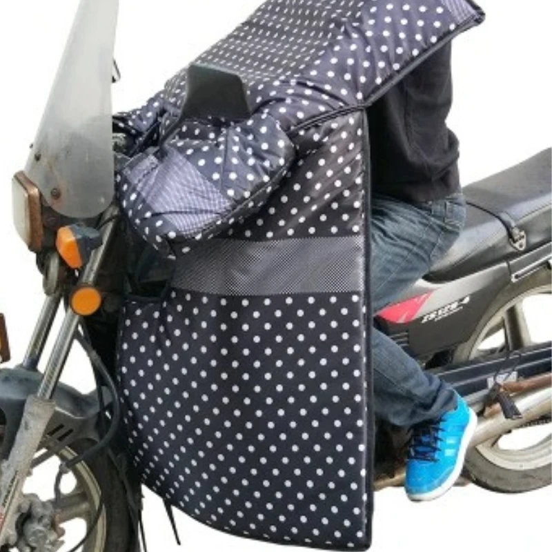 Tablier scooter imperméable à motifs points blancs, élégant et pratique, idéal pour protéger contre la pluie en deux-roues.