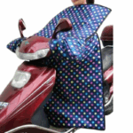 Tablier scooter à pois blancs [Collection] : accessoire pratique et stylé pour une protection optimale contre la pluie.