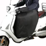 Jupe scooter ajustable noire [Collection], protection pluie élégante et pratique pour scooter blanc, idéale pour tous les cyclistes.