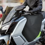 Jupe scooter ajustable [Collection], protection pluie élégante avec écran transparent et couverture noire pour scooters.