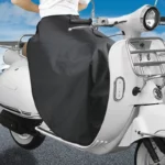 Jupe scooter ajustable noire pour trajets en deux-roues sous la pluie, protection efficace. Accessoire de la collection [Collection].