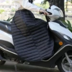 Jupe matelassée noire pour scooter, élégante et thermique, protection idéale contre le froid pour trajets extérieurs en style.