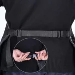 Ceinture imperméable ajustable pour tablier de scooter, idéale sous la pluie, montrant le clip de fixation noir pour un maintien sécurisé.