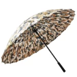 Parapluie de chasse camouflage beige, marron et noir avec tige noire, idéal pour une protection efficace et discrète contre la pluie