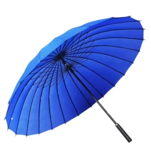 Parapluie de chasse multicolore avec poignée noire, robuste et pratique pour se protéger de la pluie lors des activités extérieures.