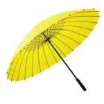 Parapluie de chasse multicolore avec structure noire ouvert verticalement, idéal pour la pluie et issu de la collection [Collection].