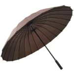 Parapluie de chasse multicolore avec structure interne visible, marron avec baleines noires, parfait pour la pluie en extérieur.