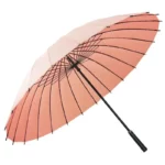 Parapluie de chasse rose multicolore avec structure noire, ouvert, élégant et pratique pour affronter la pluie en style.