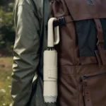 Parapluie de chasse robuste et compact, idéal pour une fixation sur sac à dos, offrant une protection pratique contre la pluie.