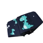 Parapluie enfant automatique noir avec motifs dinosaures turquoise et étoiles blanches, idéal pour protéger et amuser les petits.