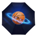 Parapluie enfant pliant design basketball, motif ballon avec éclairs bleus sur fond sombre, idéal pour jeunes amateurs de sport.