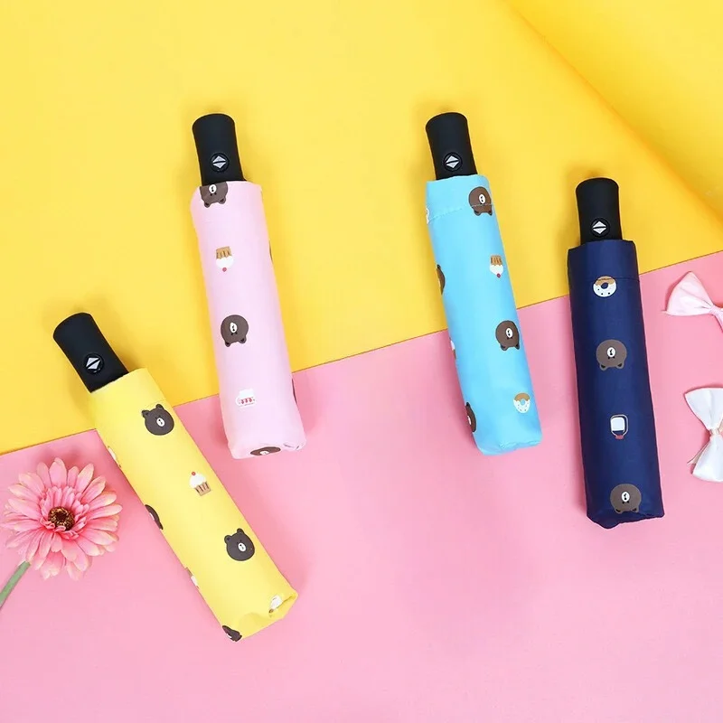 Parapluies enfant colorés avec motifs d'ours et animaux amusants, modèles automatiques, tons jaune, rose, bleu et noir, sur fond joyeux.
