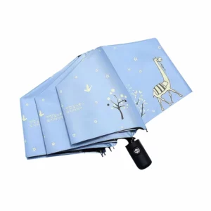Parapluie enfant pliant automatique bleu avec motifs girafes, oiseaux et arbres, parfait pour une protection stylée contre la pluie.