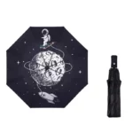 Parapluie enfant noir, motif astronaute et planète, design original avec étui, idéal pour explorer les jours de pluie avec style.