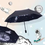 Parapluie enfant automatique thème espace avec motifs astronaute, fusée et cosmos sur fond pastel, design créatif et original.