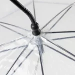 Parapluie chien transparent avec bordure noire, laisse intégrée au mât et poignée en C, design pratique et élégant.