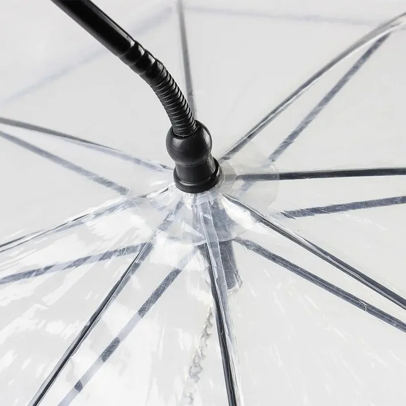 Parapluie chien transparent avec bordure noire, laisse intégrée au mât et poignée en C, design pratique et élégant.