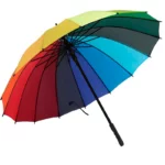 Parapluie femme multicolore avec dégradé rouge, violet, bleu, vert et poignée noire, idéal pour allier style et protection pluie.