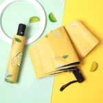 Parapluie jaune citron automatique, motif citrons et limes, ouvert et fermé, fond coloré, ambiance fraîche et estivale.