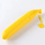 Parapluie manuel jaune au design banane, avec étui pratique allongé et cordon, idéal pour un rangement stylé et compact.