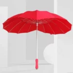 Parapluie rouge en forme de cœur pour femme, élégant et romantique, parfait pour accessoiriser vos tenues et affronter la pluie.