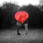 Parapluie rouge en forme de cœur pour femme, accessoire élégant et romantique idéal pour protéger de la pluie avec style.