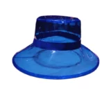 Chapeau de pluie transparent bleu en PVC avec large bord, pratique et élégant pour une protection optimale sous la pluie.
