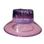 Chapeau de pluie transparent rose en plastique avec visière large et bandeau satin élégant, parfait pour se protéger de la pluie.