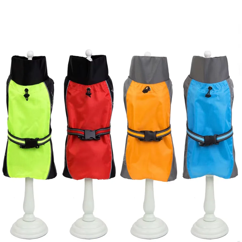 Imperméables sans manche pour grands chiens, avec sangle ventrale à clips, disponibles en vert, rouge, orange et bleu.