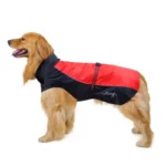 Manteau imperméable rouge et noir pour grand chien, sans manche et avec sangle ventrale à clips, parfait pour les sorties sous la pluie.