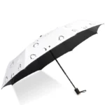 Parapluie beige automatique avec motif de pingouins, pratique et stylé, idéal pour rester au sec avec une touche ludique.