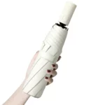 Parapluie blanc automatique anti-UV pliable, élégant et moderne, offrant une protection fiable avec un design raffiné et pratique.